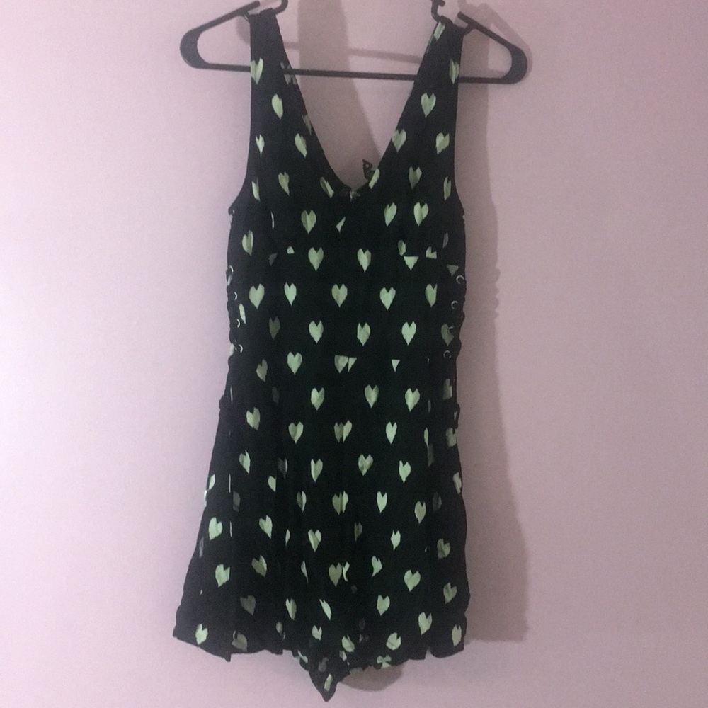 Black sleeveless jumper w/cream hearts